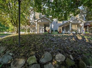 940 Saybrook Dr, Waterford, MI 48327
