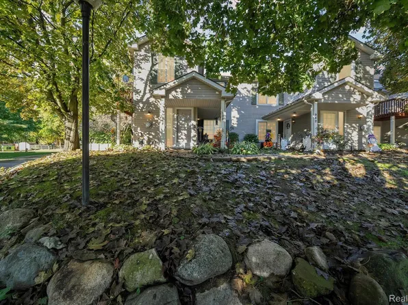 940 Saybrook Dr, Waterford, MI 48327