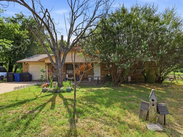 606 E Barton St, Granbury, TX 76048