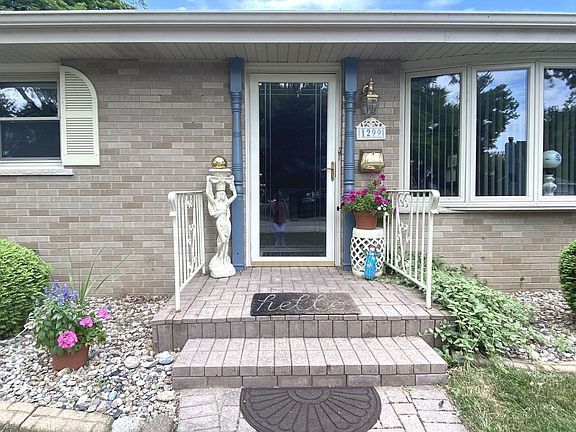 3rd image of 1299 W Brookmont Blvd