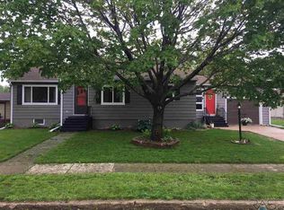 312 E 3rd Ave, Lennox, SD 57039