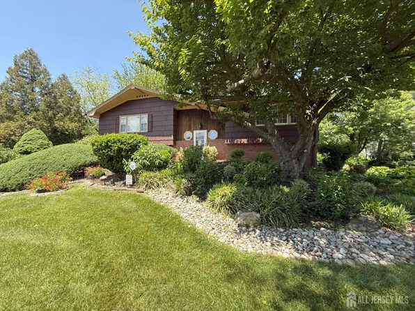 3 Guernsey Ln, East Brunswick, NJ 08816