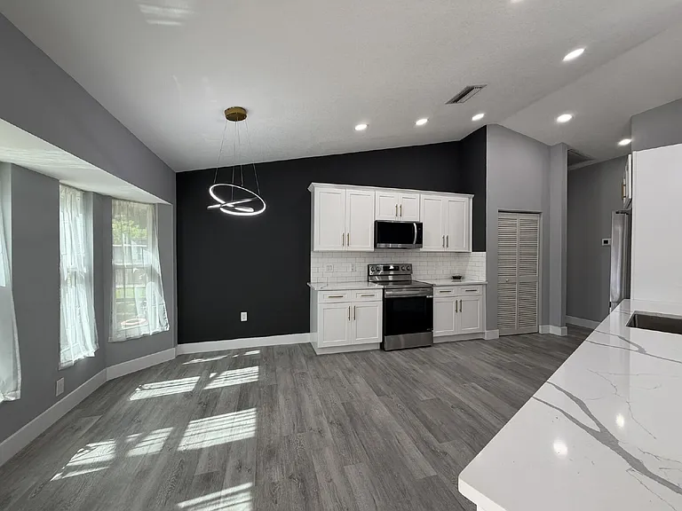 323 Aurora St NW — Photo 11
