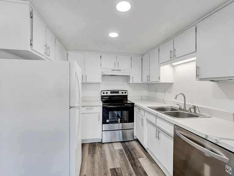 218 Ellingson Dr #C — Photo 8