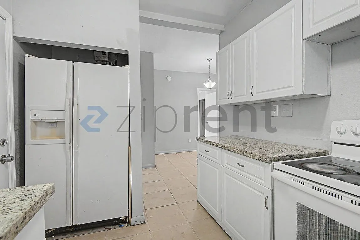 3 bed, 930 sqft, $2,300 — Photo 3