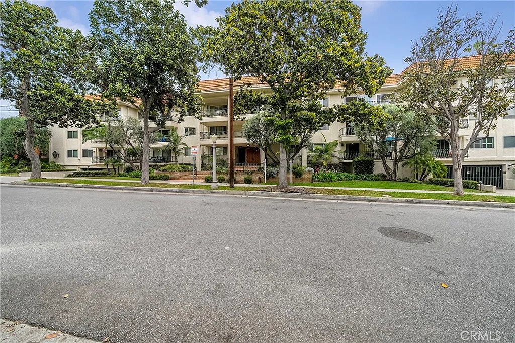 Building Photo - 420 S Madison Ave #205