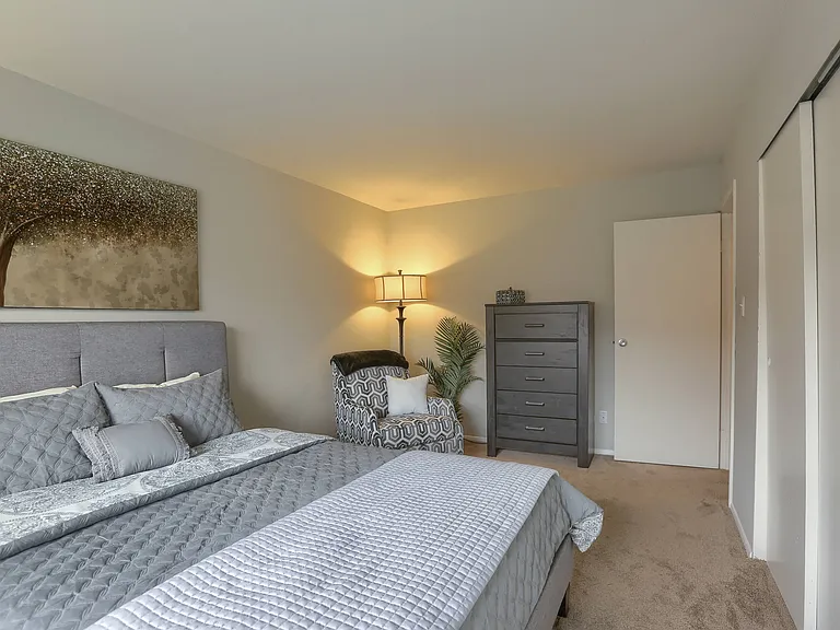 Delbrook Manor Apartments — Photo 14