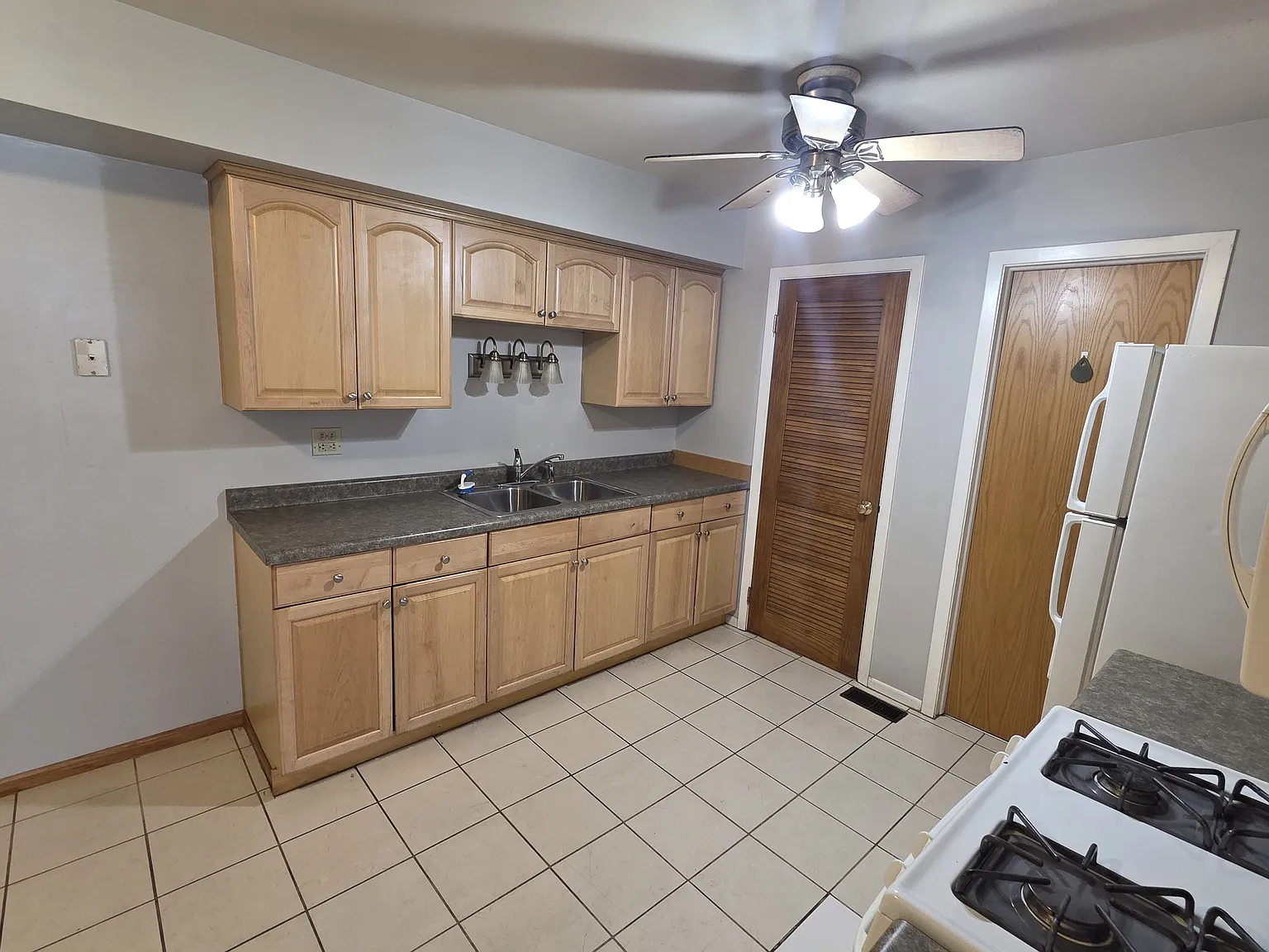 3 bed, 1.5 bath, 1200 sqft, $2,495 — Photo 4