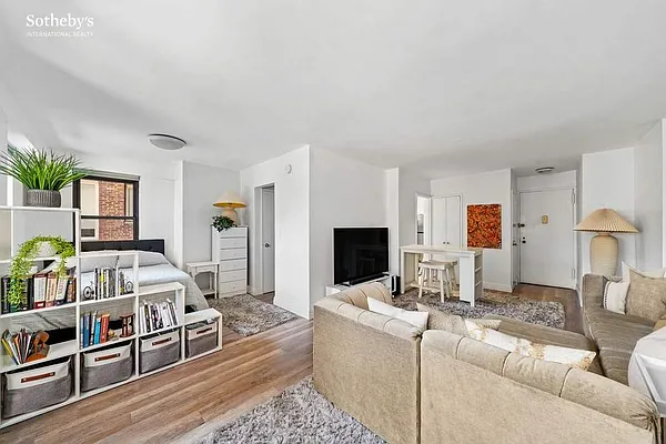 Rented by Sotheby's International Realty | media 37