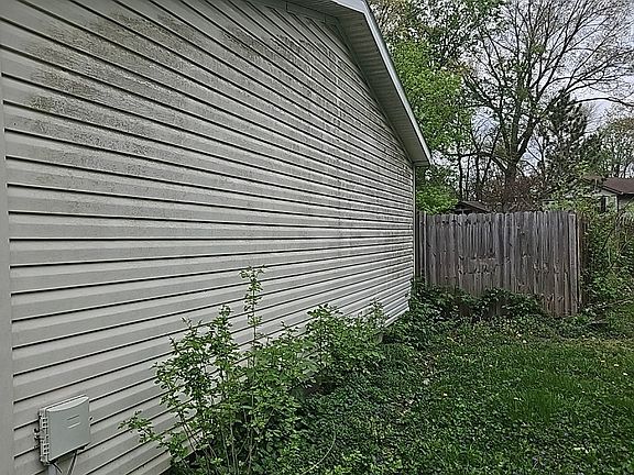 5th image of 301 Illini St