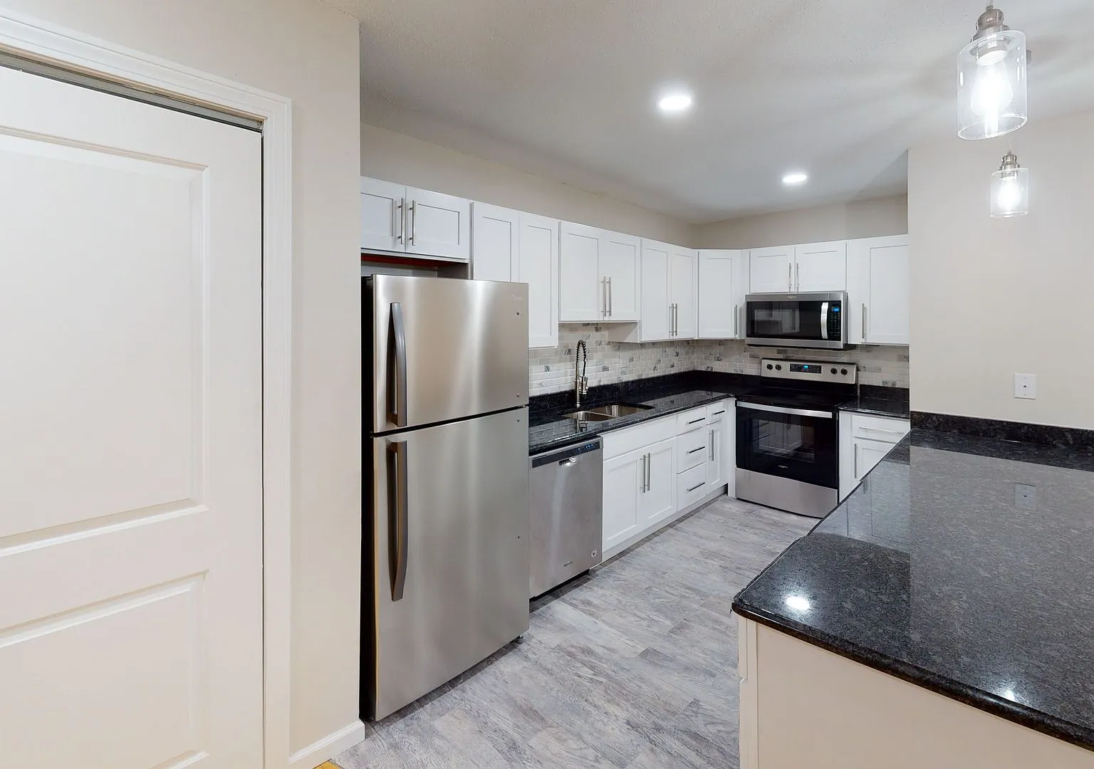 Spacious 2 Bedroom Condo with 2 Bathrooms! — Photo 3