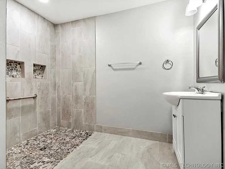 8610 Meadowood Cir — Photo 24