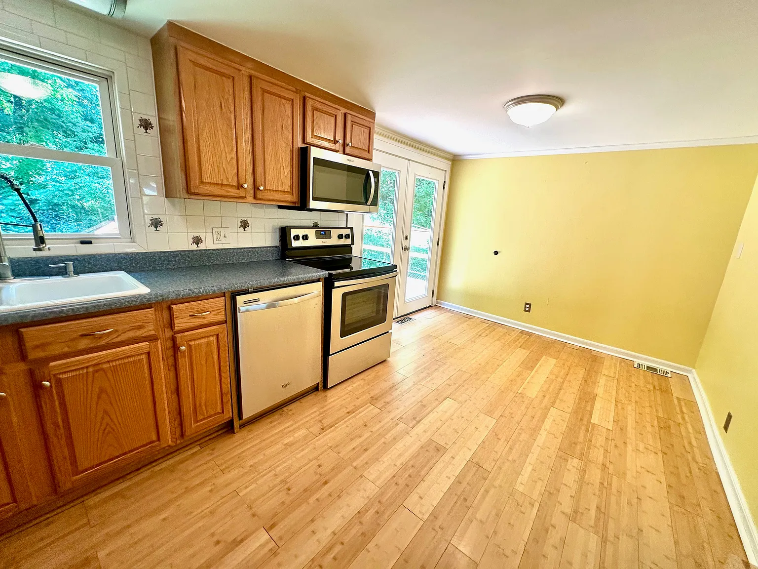 3 bed, 1302 sqft, $2,200 — Photo 3