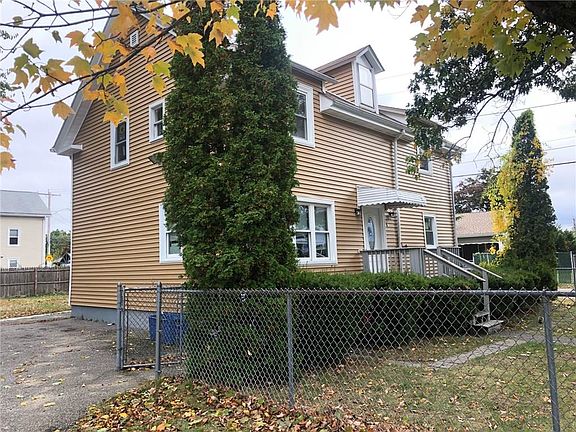 4th image of 98 Sherwood St