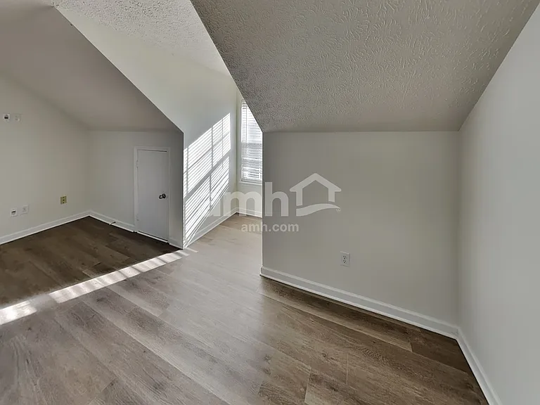 2126 Burgess Ln — Photo 14
