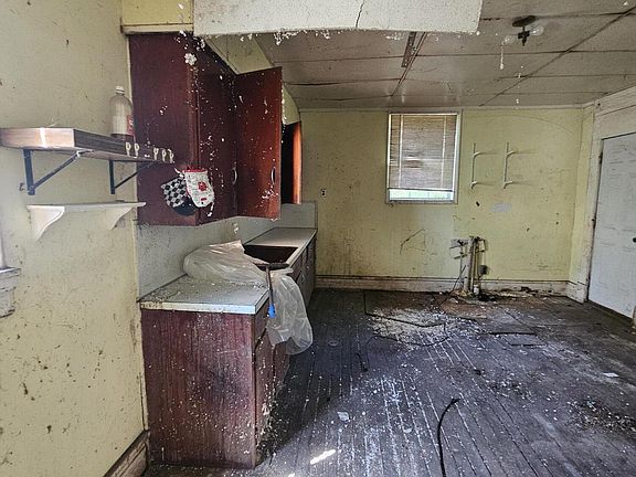 5th image of 817 W Locust Street
