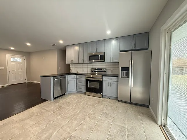 3 bed, 1000 sqft, $3,000 — Photo 3