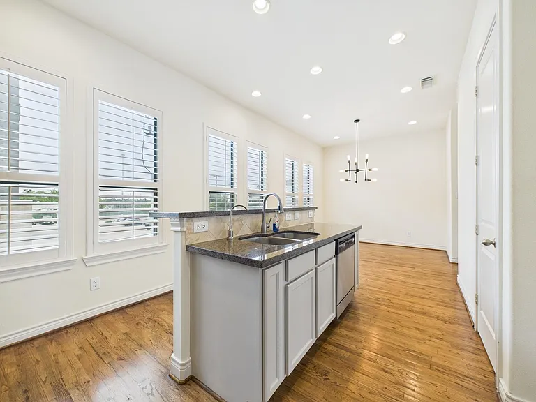 11025 Sherwood Grv — Photo 17