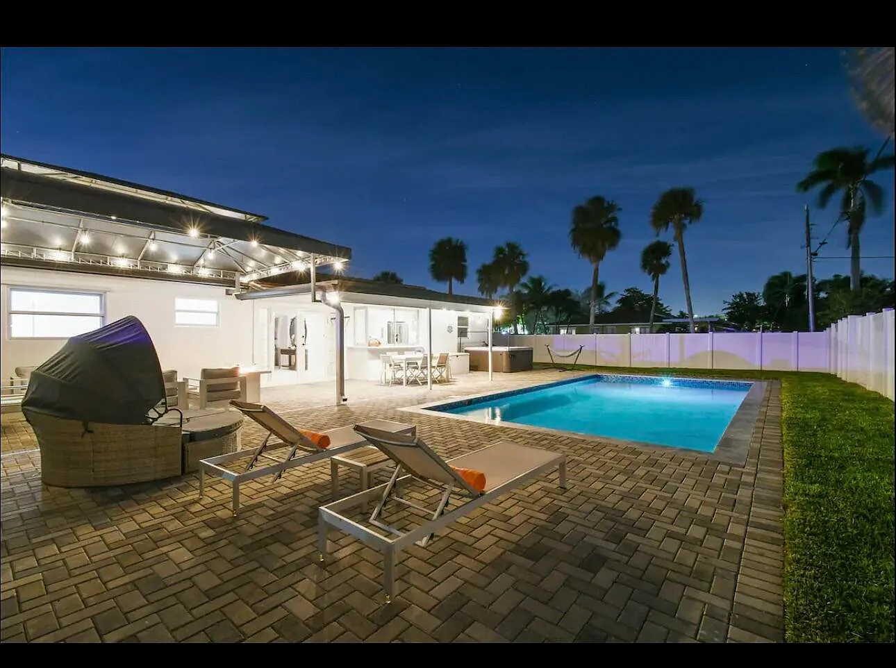 3 bed, 2.0 bath, 1298 sqft, $5,900 — Photo 3