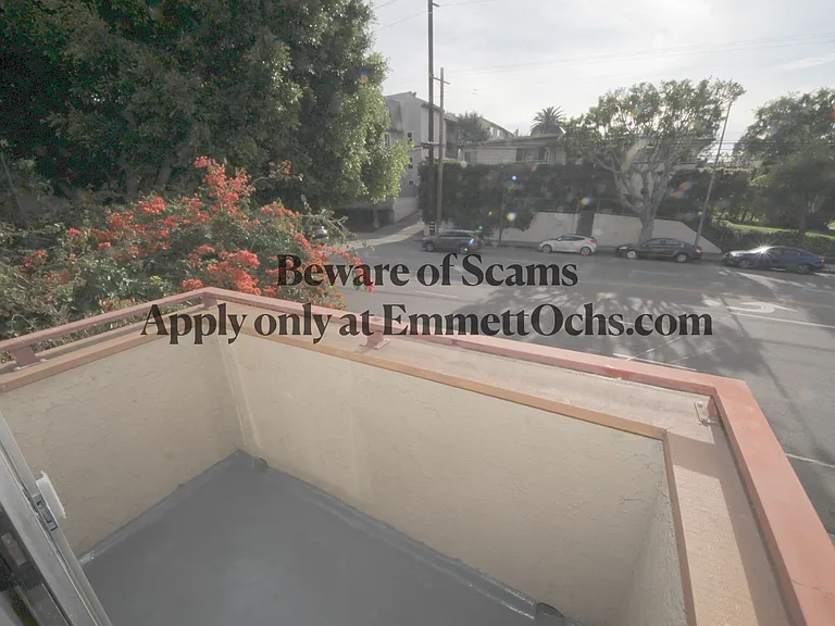 Overland Court — Photo 4