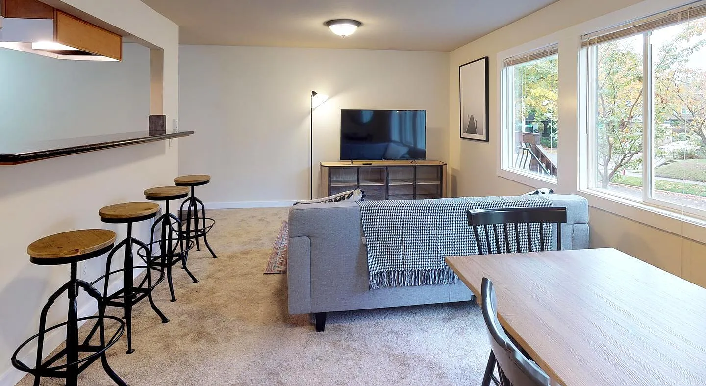 Private Bedroom in Welcoming Capitol Hill Home Near The Light Rail — Photo 1