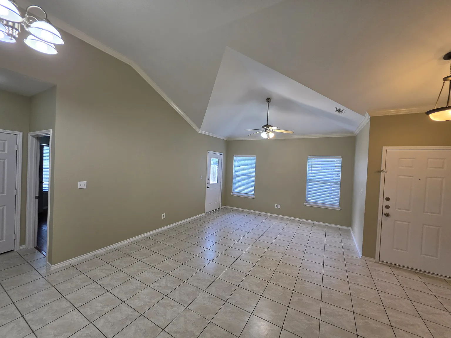 3 bed, 1276 sqft, $1,950 — Photo 4