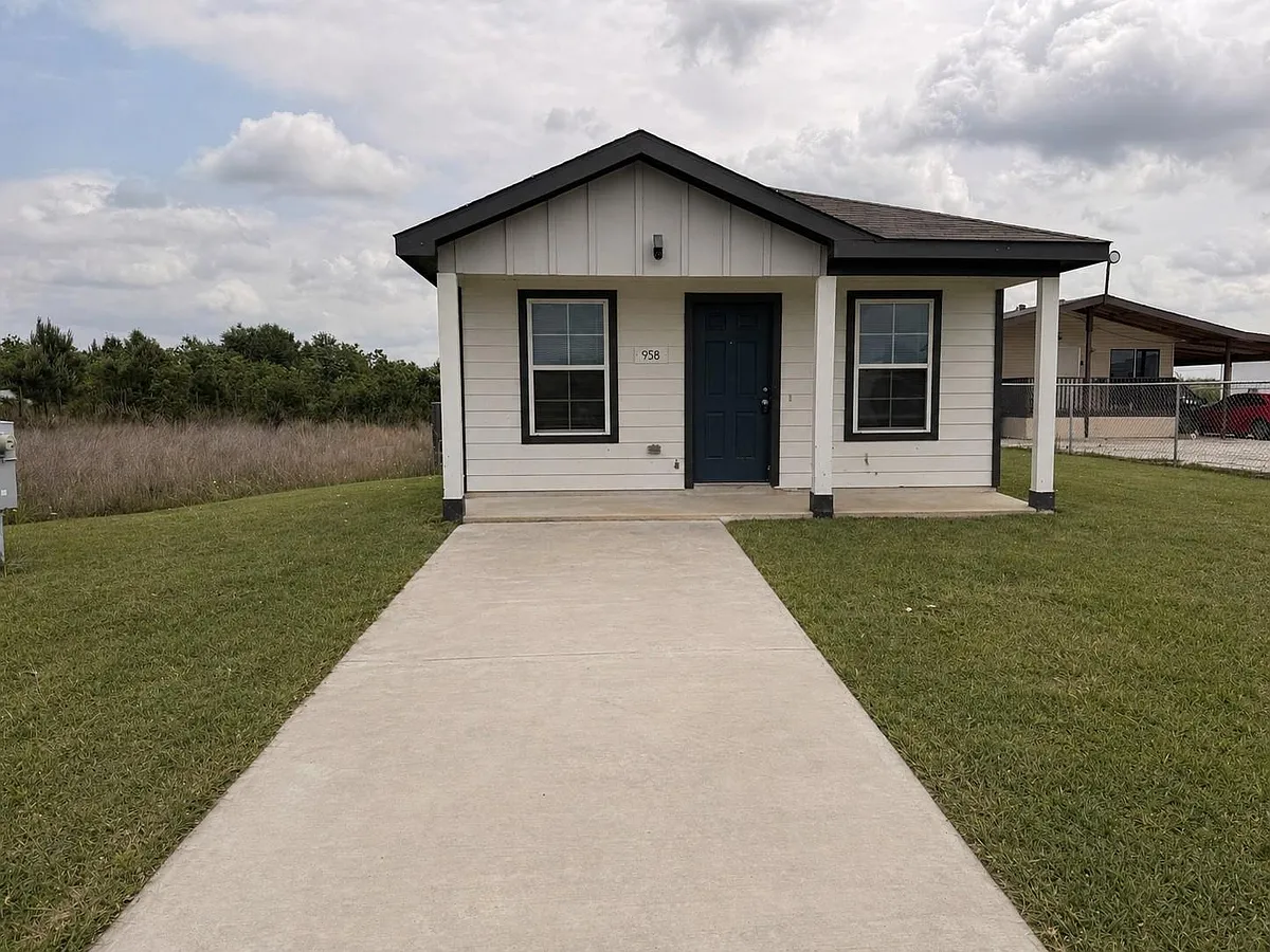 Building Photo - 958 Road 5702