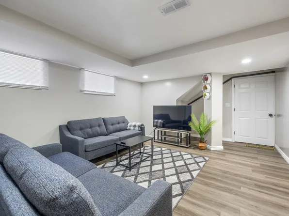 4321 Oakton St #G, Skokie, IL 60076