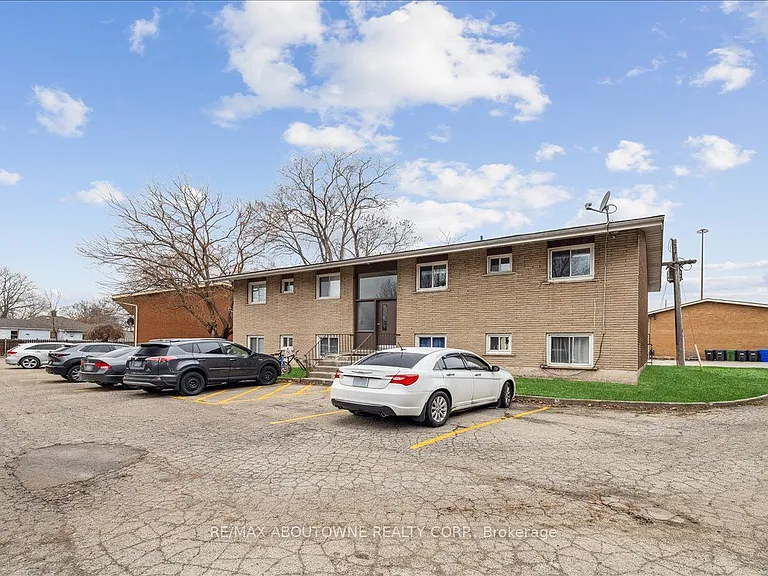 2350 Queensway Dr #3 — Photo 2