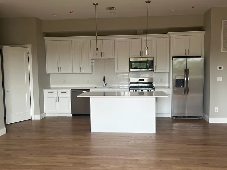 418 Oak St #302 — Photo 1