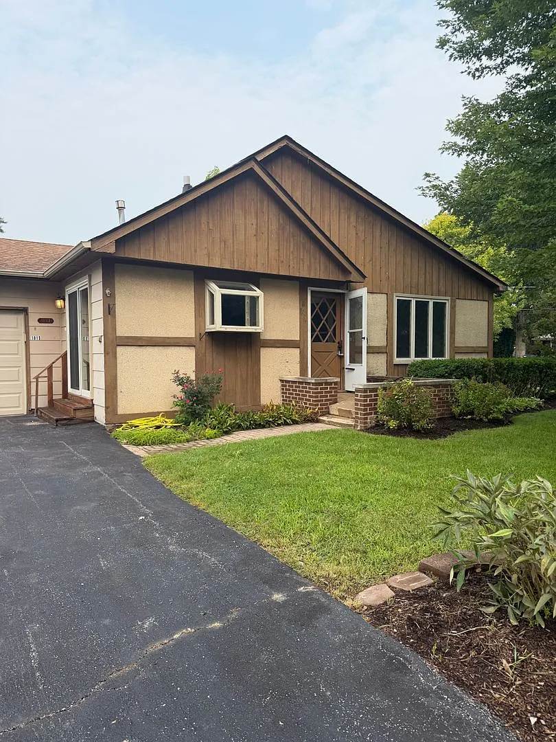 4 Bedroom 2 Bathroom Home in Lindenhurst — Photo 1
