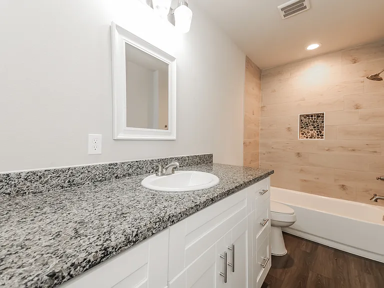 916 N Throckmorton St — Photo 11