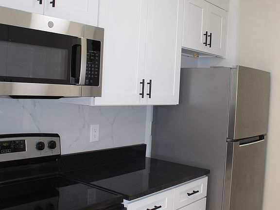 5th image of 13608 S Village Dr