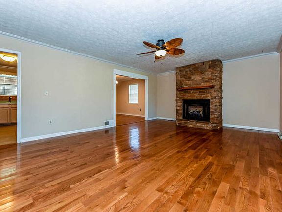 4th image of 2812 Shady Ln