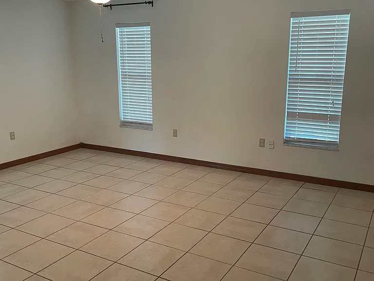 901 Nevada Dr NE — Photo 12