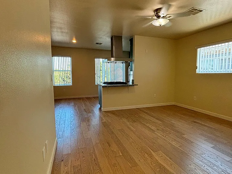 2918 1/2 S Normandie Ave — Photo 5