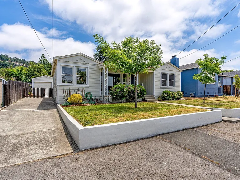 1410 Banks Ave — Photo 2