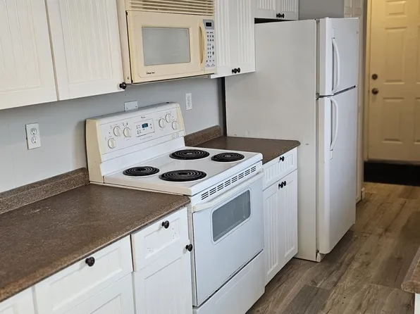 142 Guildwood Dr #2, Hamilton, ON L9C 6S5