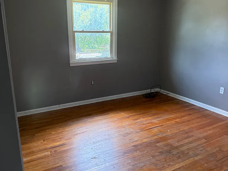 Hardwood floors in all upstairs bedrooms
