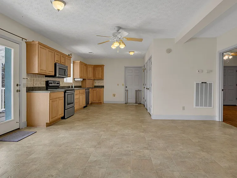 7506 Sleepy Hollow Rd — Photo 8
