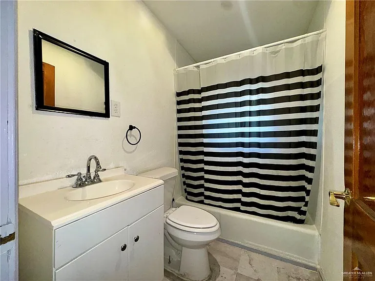 1601 Redwood Ave — Photo 10