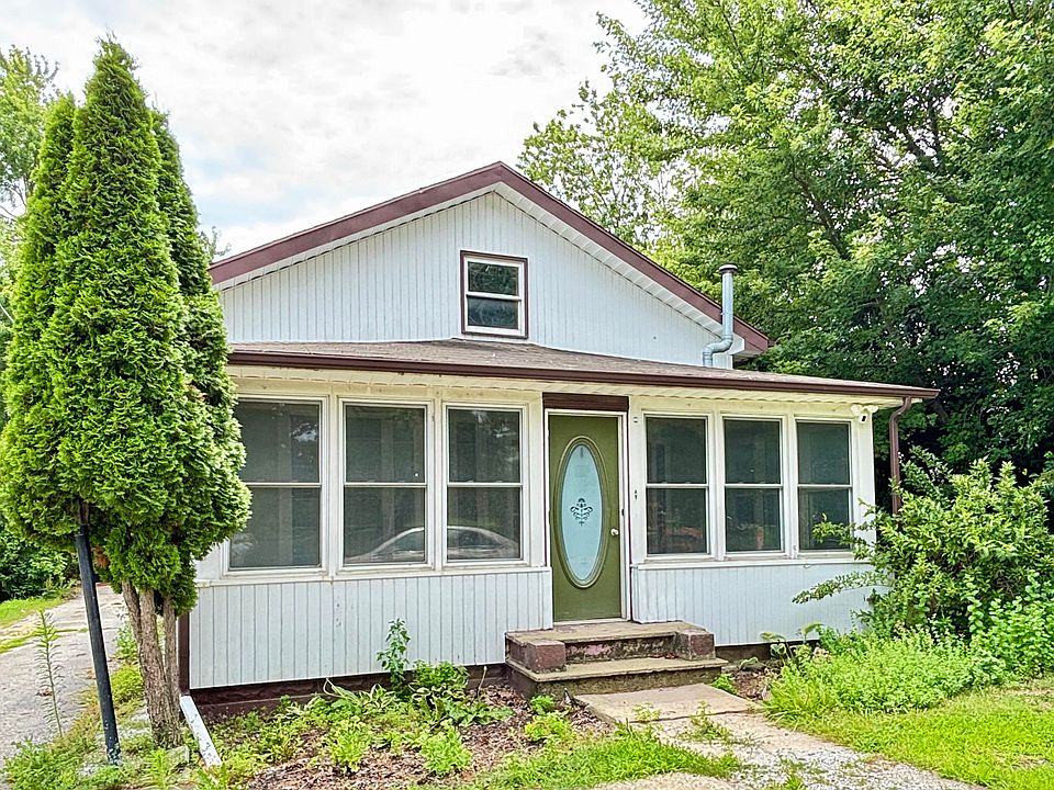 1st image of 210 Ash St E