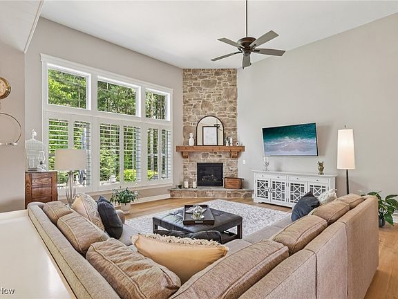 3rd image of 4082 Deer Lake Dr