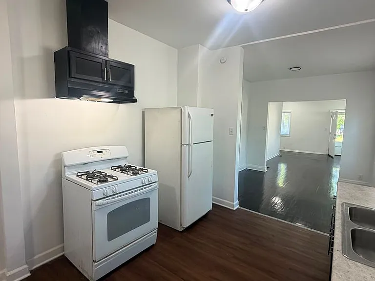 2435 Diamond Ave — Photo 6