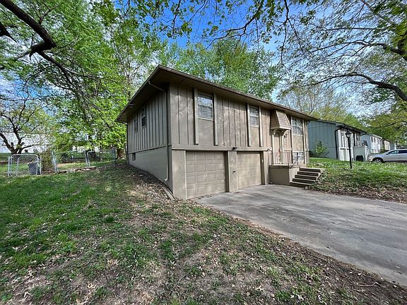 2nd image of 524 NE Sunnybrook Dr