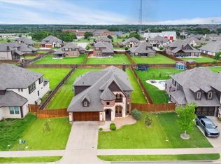 710 Oakleaf Dr, Midlothian, TX 76065