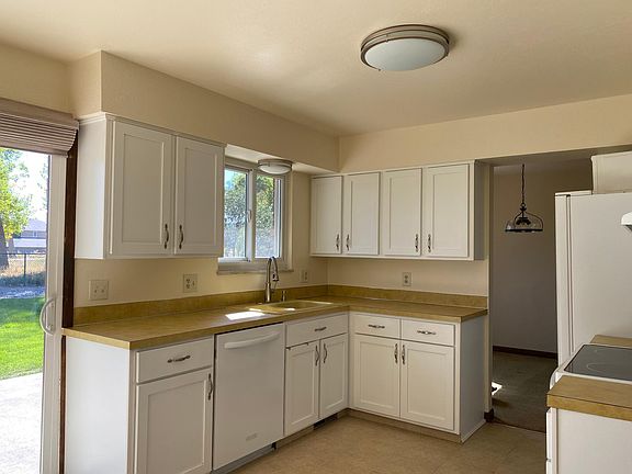 Kitchen on mid level