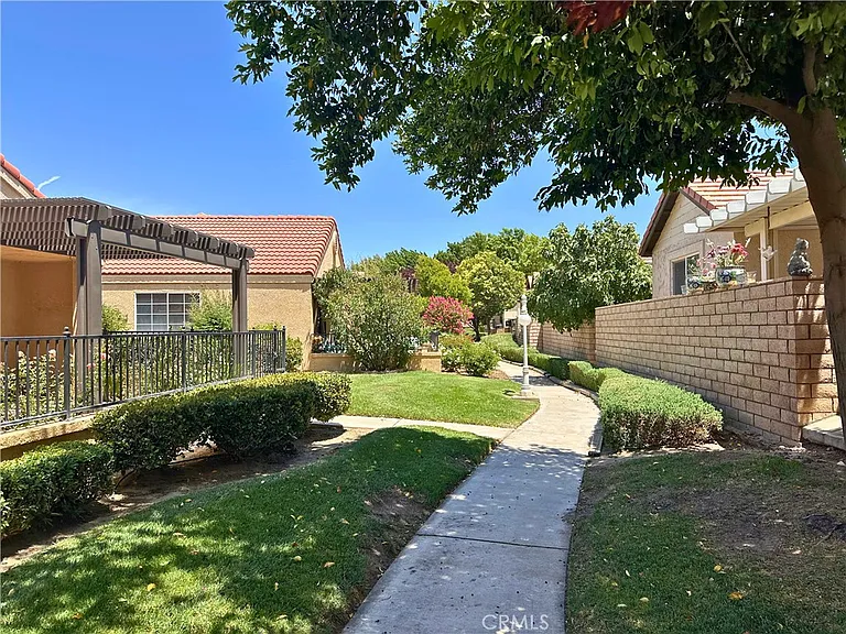19051 Primrose Ln — Photo 22