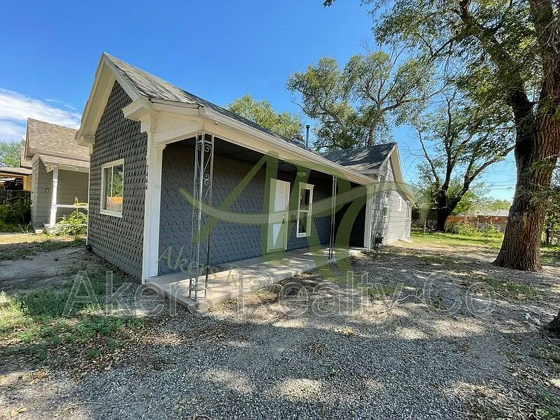 3 bed, 1.0 bath, 1008 sqft, $1,375 — Photo 2