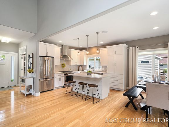 2nd image of 2880 Coppergrove Dr NE